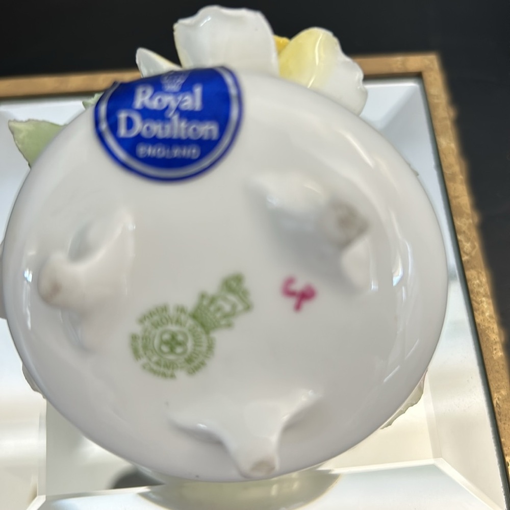 Royal Doulton Floral Porcelain Arrangement - Picture 3 of 5